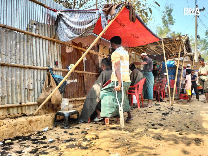 The Man is cutting hair in refugee camp
